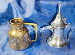 Een tweedelige antieke Oosterse koffieset. - Zilver, Messing