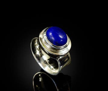 Diepblauw lapis lazuli cabochon gezet in een met de hand