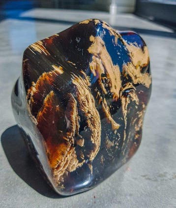 Amber Blauwe barnsteen HQ 664 gram - Hoogte: 11.5 cm -