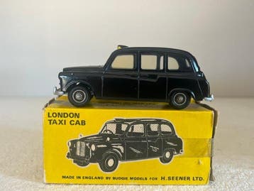 Budgie - luso toys 1:43 - Modelauto (2) - Austin FX4 London, Nieuw