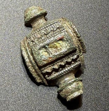 Oud-Romeins Brons Zeldzame broche met rijkelijk reliëf en
