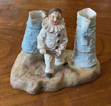 Beeldje - Pierrot met twee kannen - Biscuit porselein