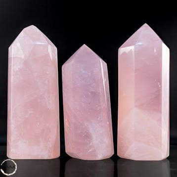 Rozenkwarts-obelisken – elegante kristalpunten van
