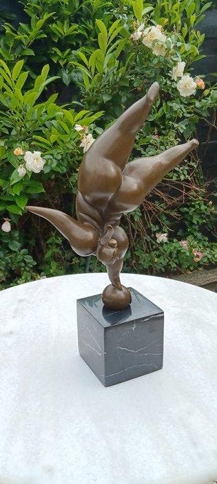 sculptuur, Brons dikke dame - handstand. - 34 cm - Brons