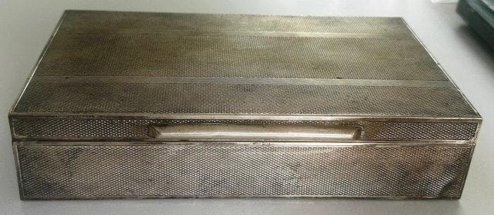 Sigarettendoos - guilloché - .800 zilver, Kersenhout -, Verzamelen, Rookartikelen, Aanstekers en Luciferdoosjes