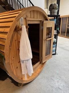 Red Cedar barrel sauna showroommodel buitensauna, Sport en Fitness, Nieuw, Fins of Traditioneel, Complete sauna