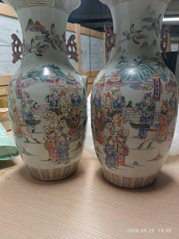 Een paar vazen in famille rose - Porselein - chine - China -