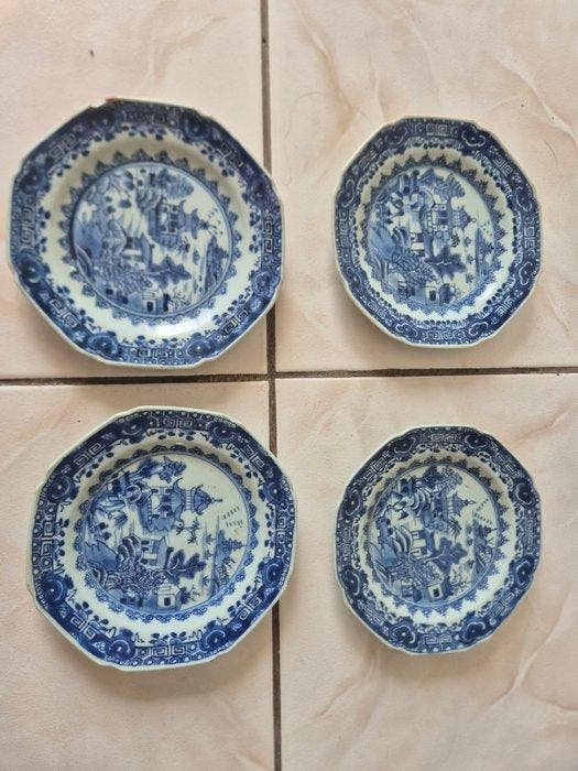 4 porseleinen borden uit China, 18e–19e eeuw, blauw, Antiek en Kunst, Antiek | Overige Antiek