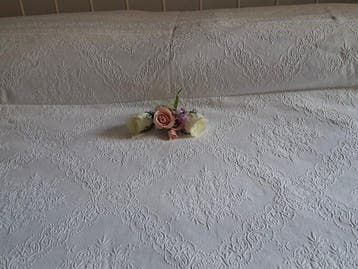 Fabelachtige witte bedspreid uit de trousseau met een