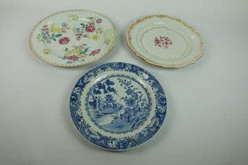 Drie grote decoratieve borden uit de Qing-dynastie -, Antiek en Kunst