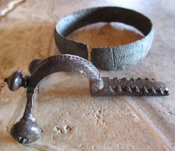 Oud-Romeins Brons Set met versierde fibula en armband - 70, Antiek en Kunst