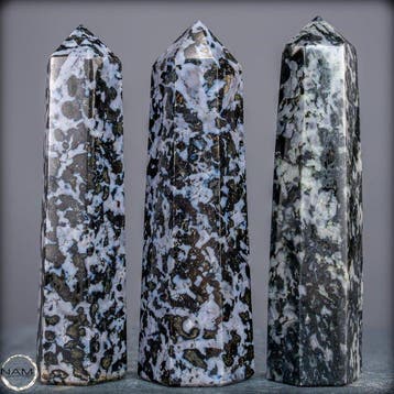 Elegante Merlinit Obelisken Set – Drie unieke kristalpunten
