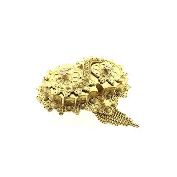 Gouden oud Hollandse broche van een mutsenbel, Ophalen of Verzenden, Gebruikt, Overige kleuren, Goud