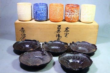 Faience, IJzer (gegoten) - Theekopjes van vijf beroemde