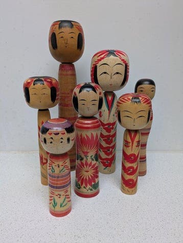 Een schitterende set vintage Kokeshi in verschillende