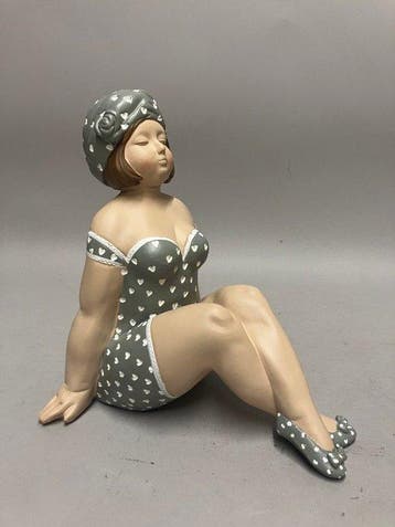 Beeldje - Dame in badpak - Polystone - gemalen steen met