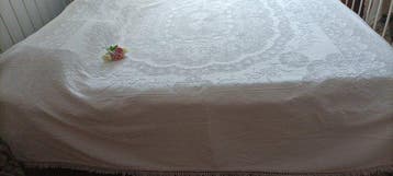 Prachtige witte sprei van grote afmetingen met een delicate