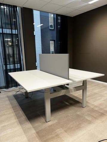 Duo werkplek van Ahrend inclusief tussenwand - elektrisch, Huis en Inrichting, Bureaus, Verzenden, In hoogte verstelbaar, Zo goed als nieuw
