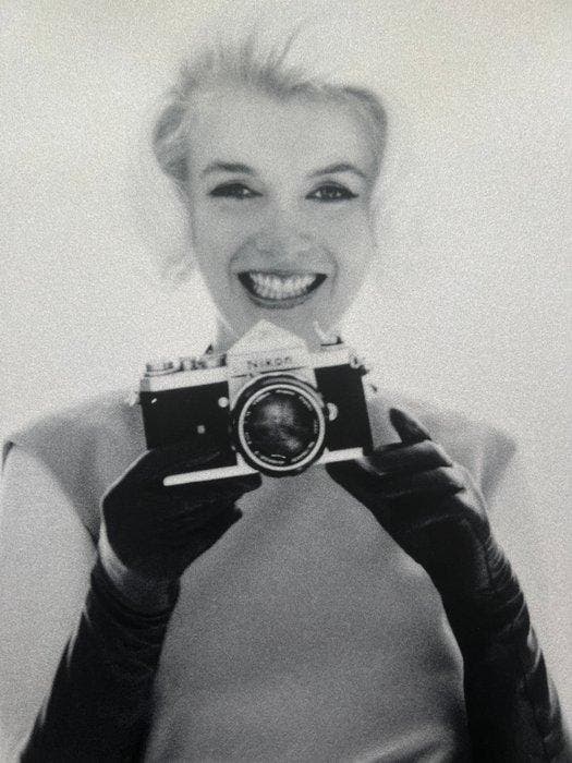 Bert Stern (1929–2013) - Famous Marilyn Monroe Modeling with, Antiek en Kunst, Kunst | Designobjecten