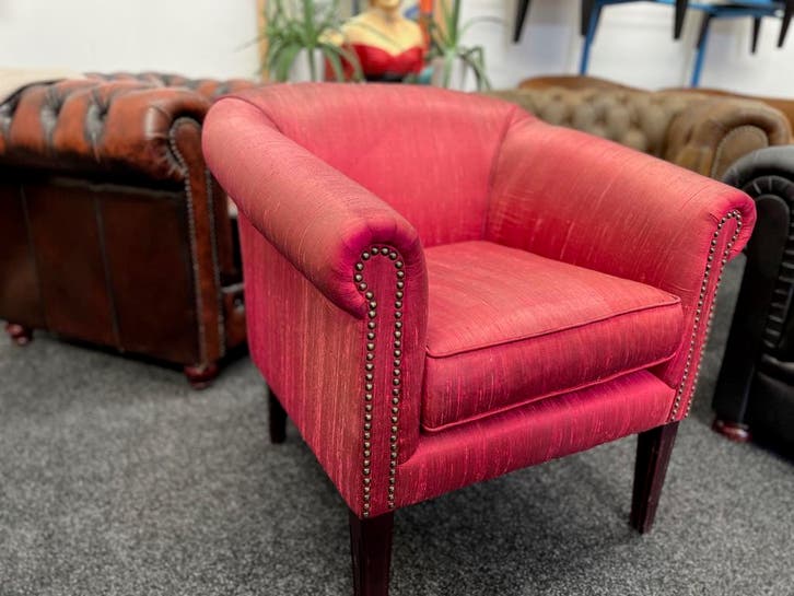Aktie ! Rood of zilver zijde Chesterfield Stoel / club chair, Huis en Inrichting, Fauteuils, Zo goed als nieuw, Stof, Ophalen