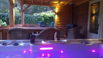 Wellness Bungalows met jacuzzi en Sauna, Eigenaar