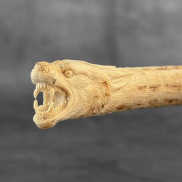 Snijwerk, NO RESERVE PRICE - A Wolf Head carving from a deer, Antiek en Kunst