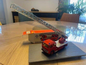 K & G 1:50 - Model bestelwagen - Mercedes échelle pompiers, Nieuw