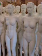 Gestyleerde dames etalagepoppen met hoofd