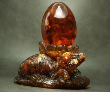 Dinosaurusfiguur van Baltisch amber die een Baltisch