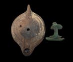Roman Terracotta-olielamp en bronzen fibula (Zonder, Antiek en Kunst