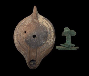 Roman Terracotta-olielamp en bronzen fibula (Zonder