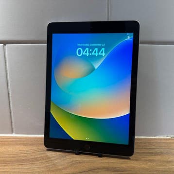 Apple iPad (5th Generation) 128GB Wifi - Mobiele telefoon, Spelcomputers en Games, Nieuw