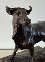 Beeldje - Koe op marmer naar Carvin - Brons