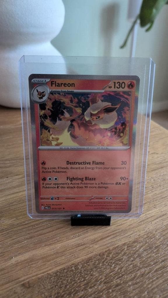 Flareon 013/131 - Prismatic Evolutions, Hobby en Vrije tijd, Verzamelkaartspellen | Pokémon, Nieuw, Verzenden