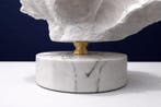 sculptuur, Decoratief wit koraal op resin marmeren sokkel -