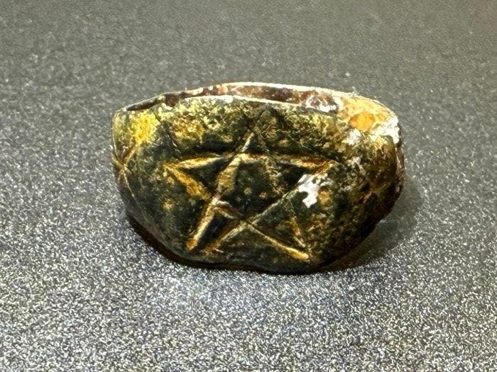 Middeleeuwen, kruisvaardersperiode Brons Prachtige ring met, Antiek en Kunst, Antiek | Overige Antiek