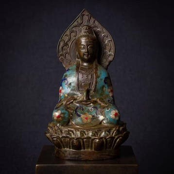 Cloisonné Guanyin zittend op lotustroon - Brons - China
