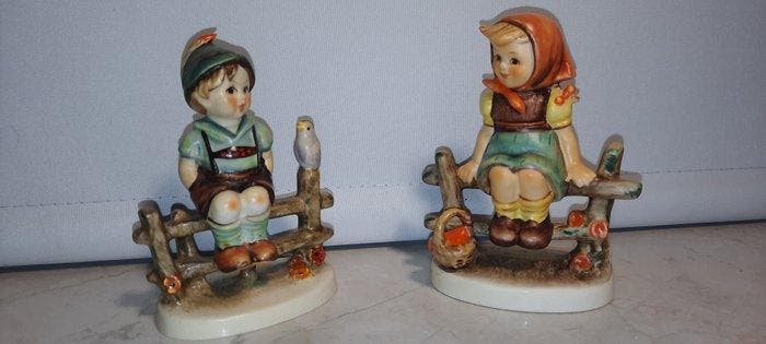 Goebel - Beeldje - Mädchen und Junge auf Zaun (2) -, Antiek en Kunst, Curiosa en Brocante