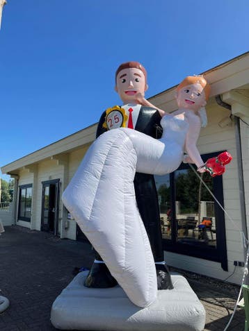 Opblaasbaar Bruidspaar 4 Meter Hoog Te Huur, Hobby en Vrije tijd, Feestartikelen | Verhuur, Nieuw, Geboorte of Huwelijk