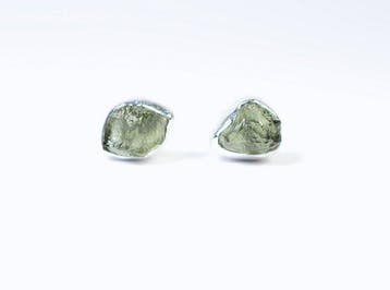 2 Moldavite oorstekers / ruwe / nieuw 925 sterlingzilver -