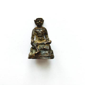 Oud-Indochinese Brons XS Zittende Hanuman op stenen kraal