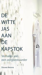 De witte jas aan de kapstok 9789090319452 Douwe Biesma, Verzenden, Zo goed als nieuw, Douwe Biesma