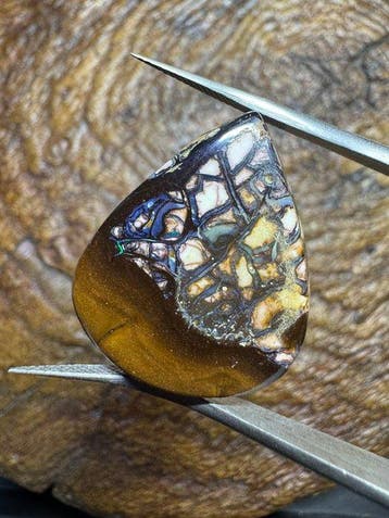 Opale Boulder, 38,35 carats. peervormige cabochon - Hoogte: