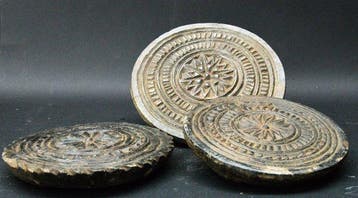 Set van 3 oude mallen uit zwarte steen (steatiet). - Steen -