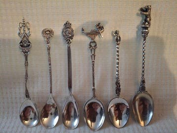 Lepel (6) - Zes diverse zilveren koffie-thee lepels, w.o.