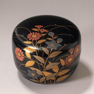 Maki-e Hira-Natsume Theebakje met Herfstbloemen - Hout, Lak