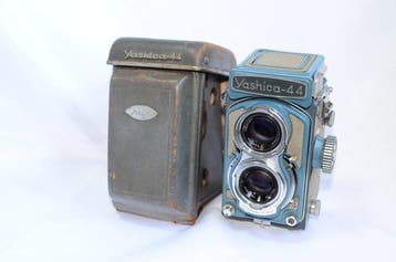 Yashica 44 rare blue/beige with Yashikor 3,5/60mm + case, Audio, Tv en Foto, Fotocamera's Analoog, Nieuw