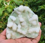 Groene apophylliet op witte stilbietmatrix