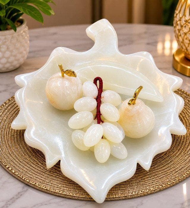 Handcrafted Himalayan White Onyx Marble Fruit Set with Leaf, Antiek en Kunst, Kunst | Designobjecten