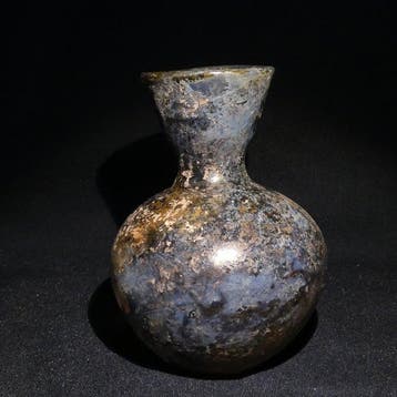 Oud-Romeins Glas Fles. 11 cm hoog. 1e - 2e eeuw na Chr.
